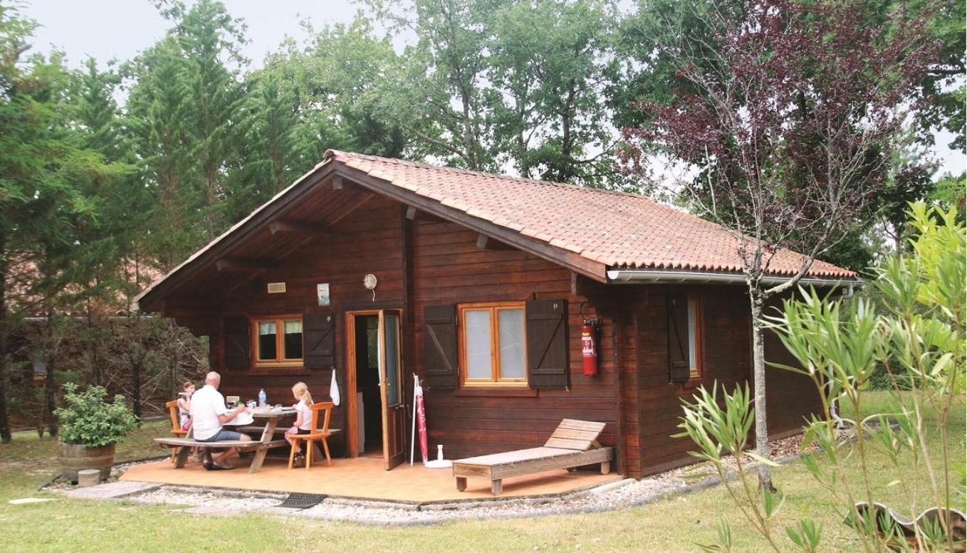 Camping Fontaine Du Roc Pensionat Devillac Exteriör bild