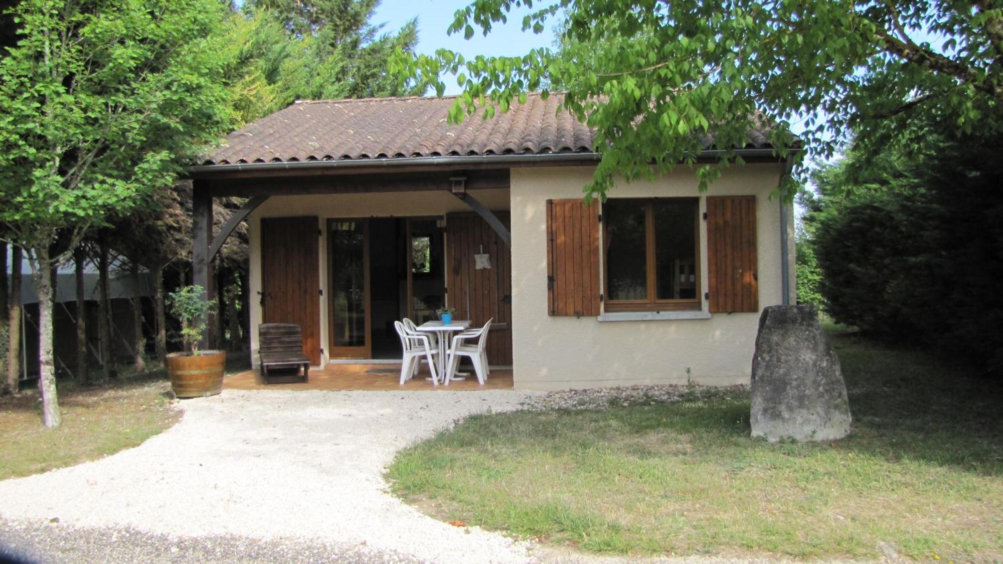 Camping Fontaine Du Roc Pensionat Devillac Exteriör bild
