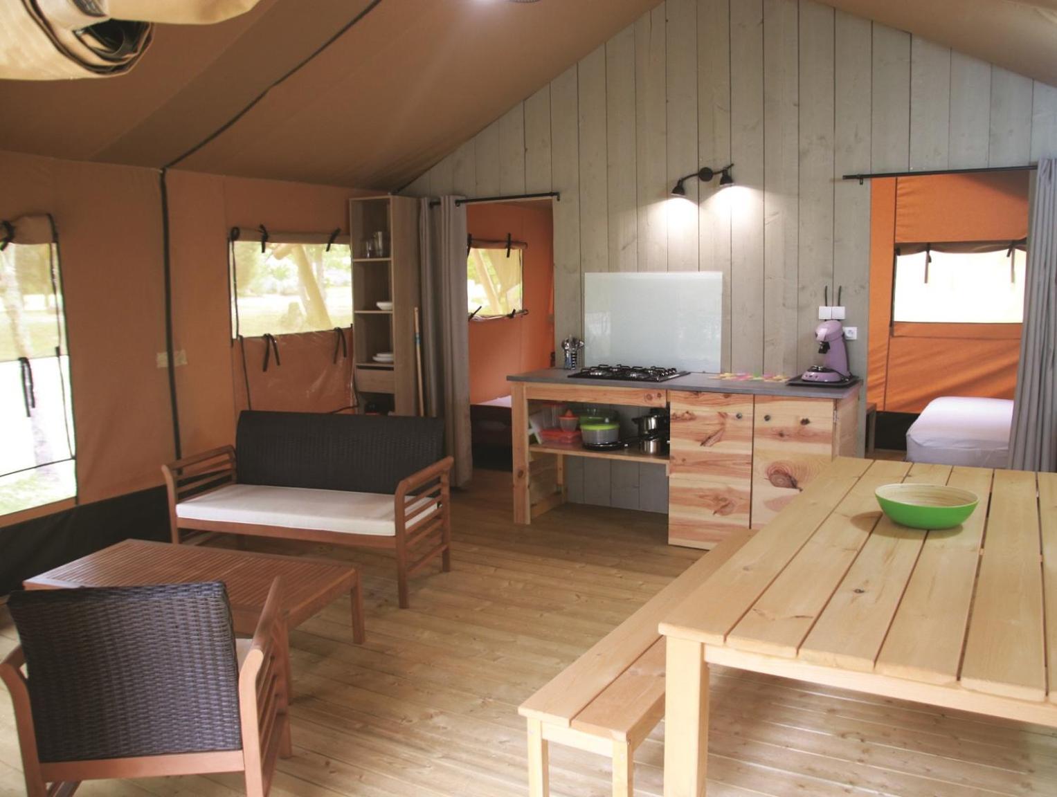 Camping Fontaine Du Roc Pensionat Devillac Rum bild