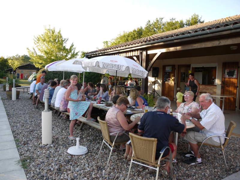 Camping Fontaine Du Roc Pensionat Devillac Exteriör bild