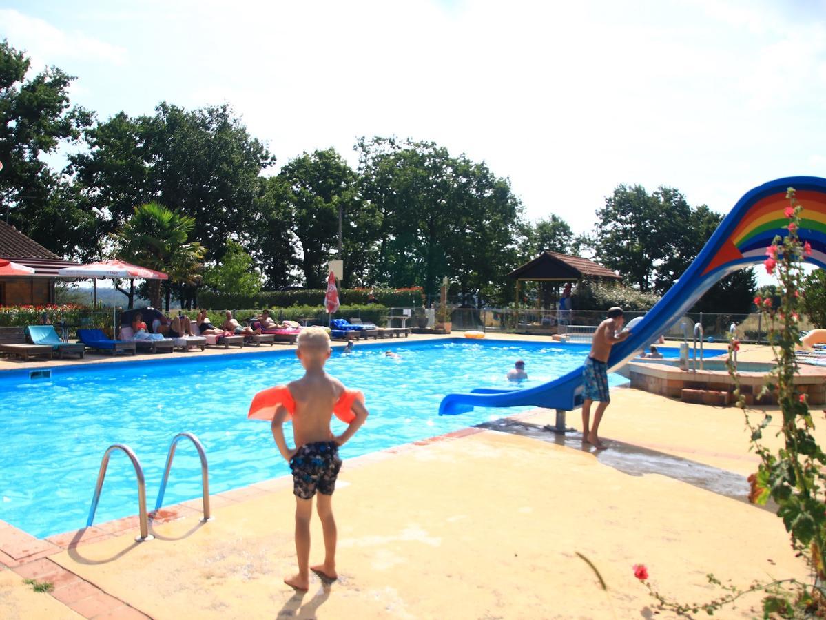 Camping Fontaine Du Roc Pensionat Devillac Exteriör bild