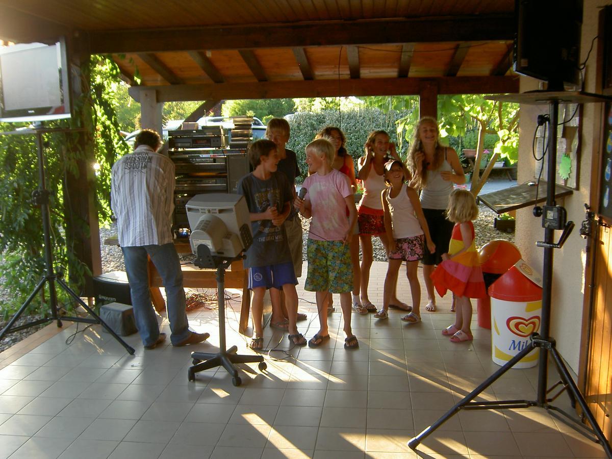 Camping Fontaine Du Roc Pensionat Devillac Exteriör bild