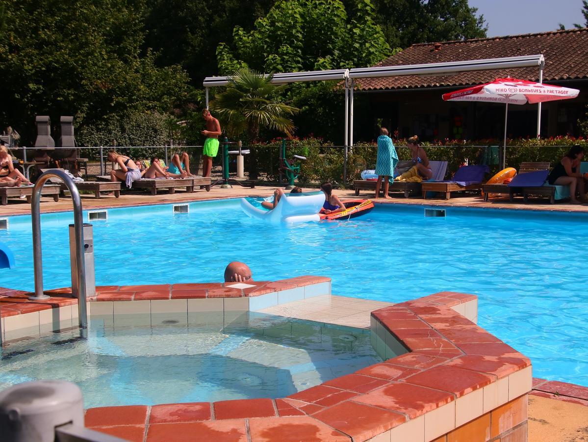 Camping Fontaine Du Roc Pensionat Devillac Exteriör bild
